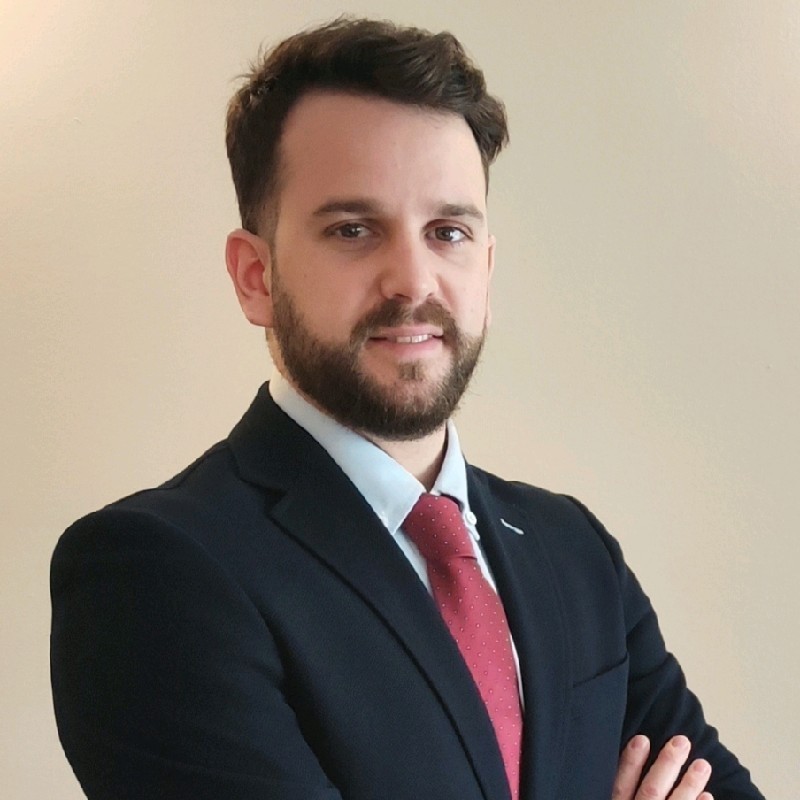 ADOLFO FALCETO FERNANDEZ ABOGADOS Y ASESORÍA LABORAL EN ZARAGOZA Y HUESCA. Imagen de Adolfo Falceto Fernandez con un traje y corbata.