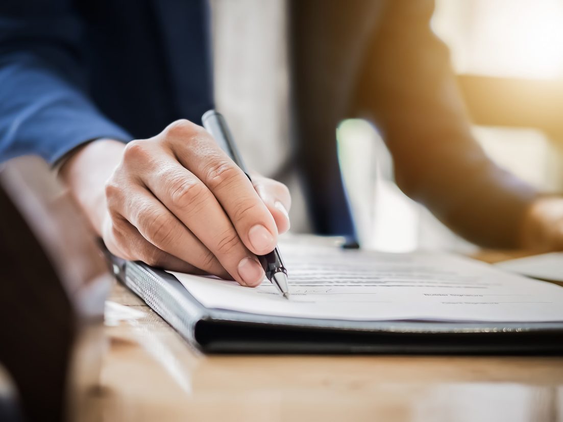 Imagen de una mano escribiendo.